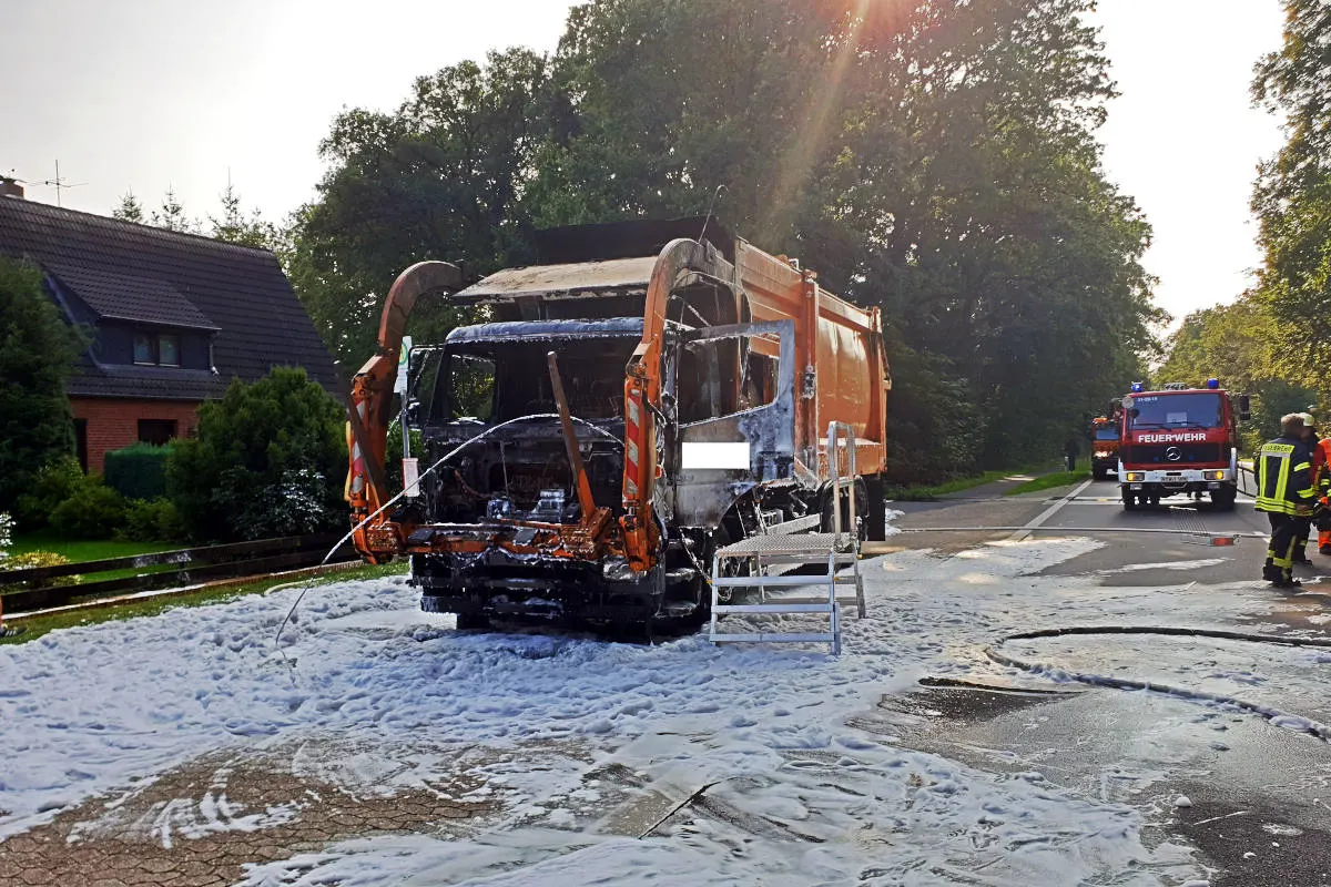 Müllfahrzeug in Brand geraten