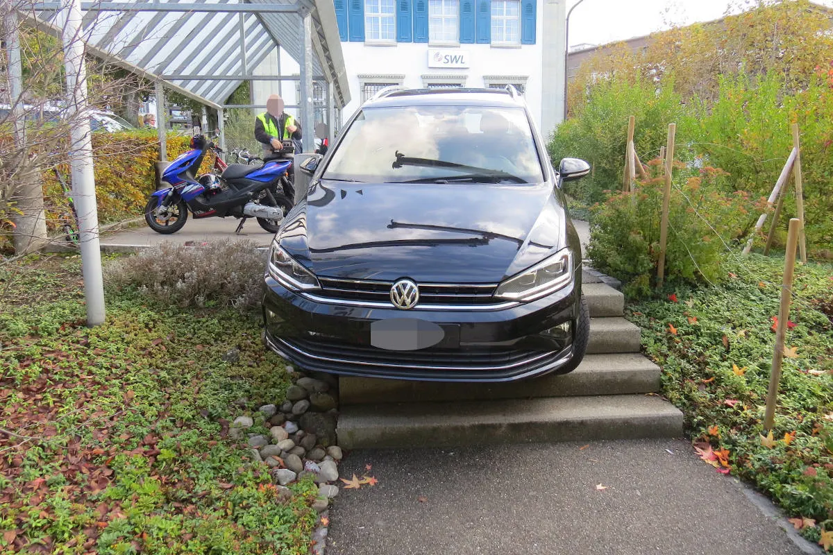 Unfall Lenzburg AG - Parkhauseinfahrt gesucht - Treppe hinuntergefahren