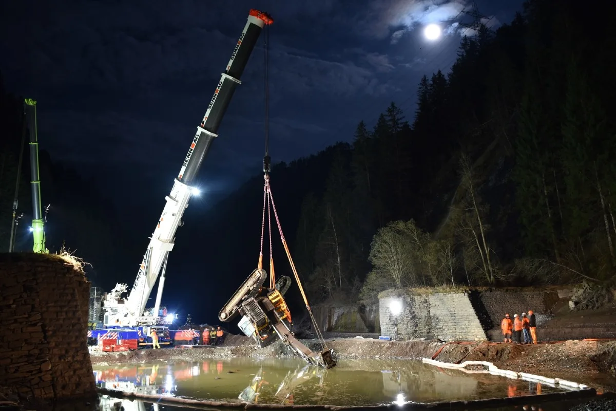 Alvaschein GR - Bagger kippt während der Arbeit in den Stausee!