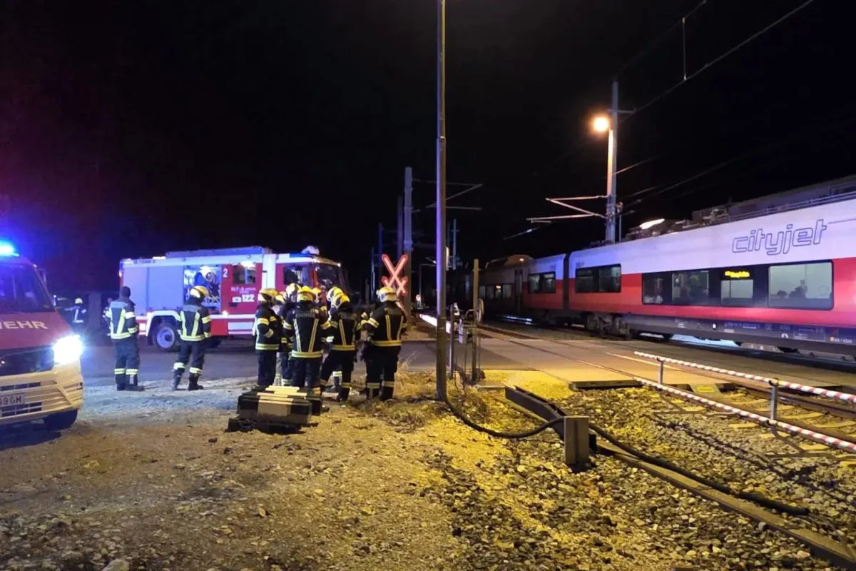 Unfall in Ebensee – Auto prallt gegen Zug am Bahnübergang