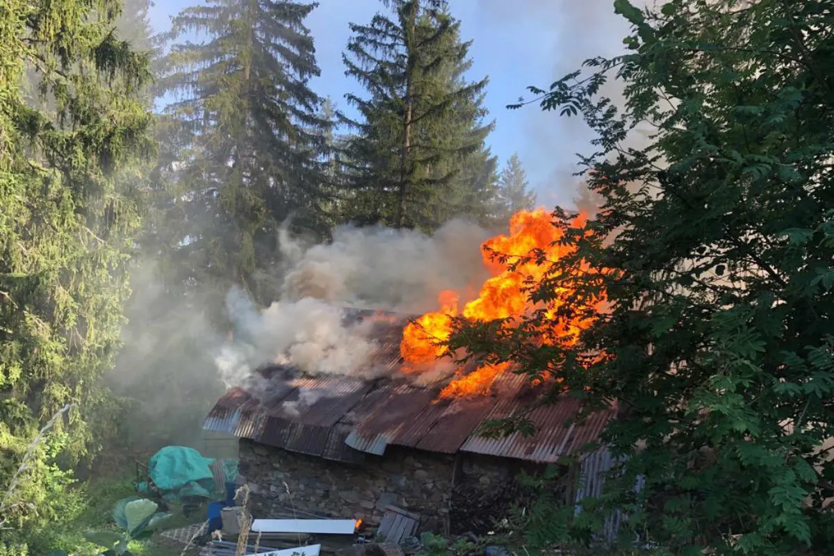 Arbaz VS - Brand eines Hangars