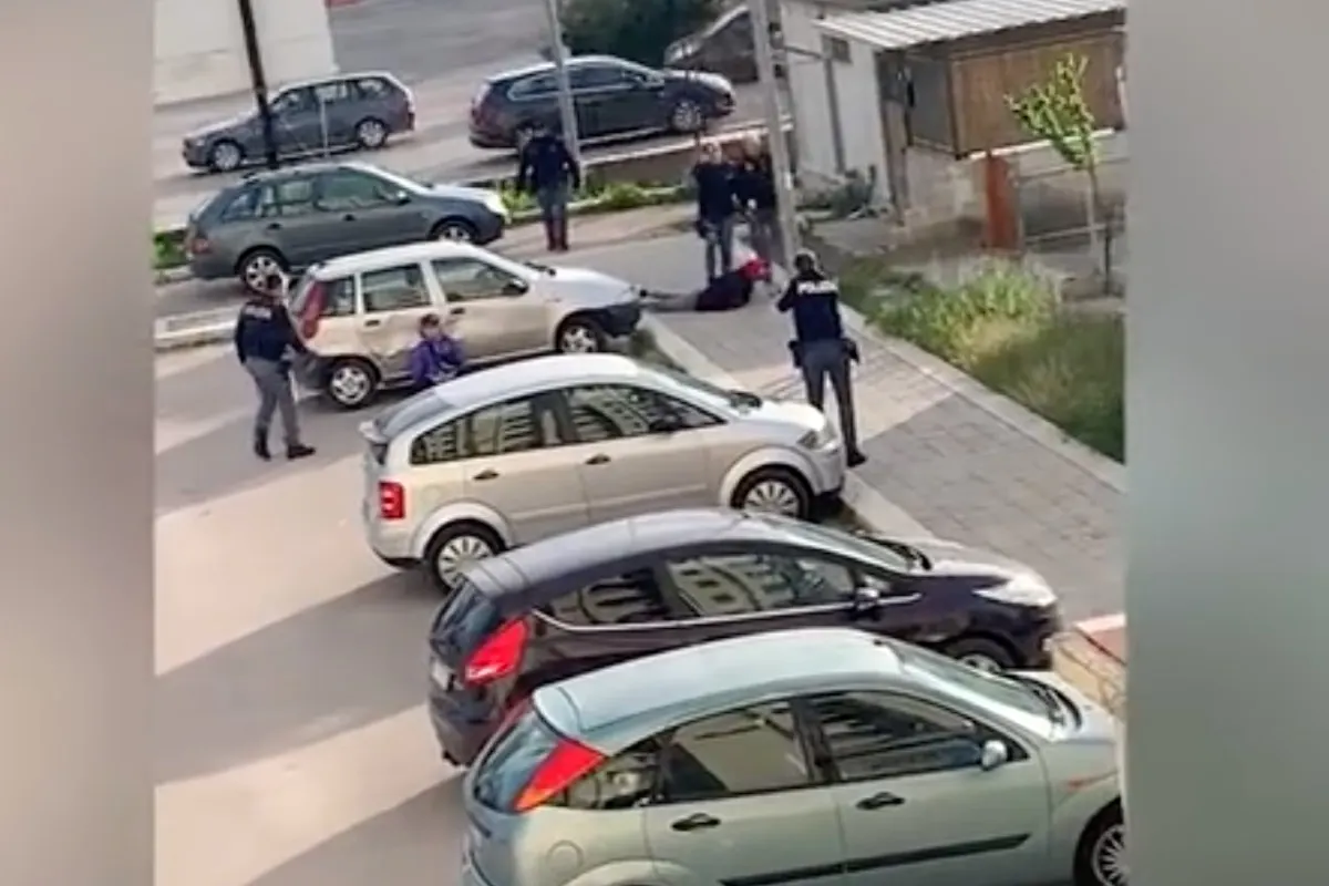 Gewaltszene aus Foggia IT - TikTok-Video geht viral - Polizist tritt 23-Jährigem brutal mit dem Fuss ins Gesicht