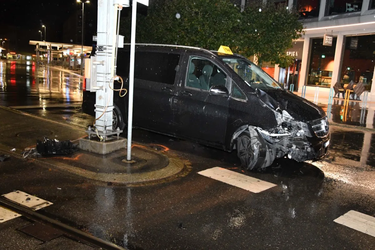 Spektakulärer Unfall in Chur GR - Taxifahrer fährt in Oberleitungsmast