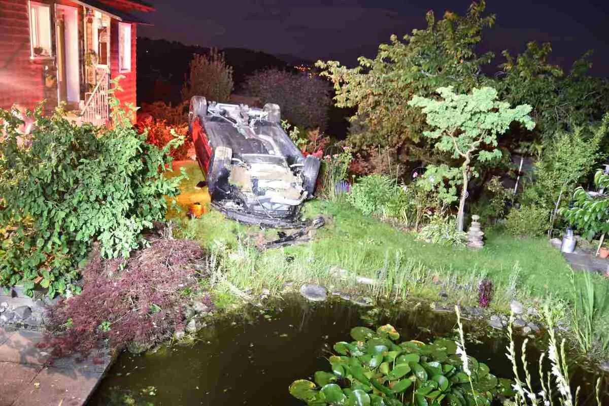 Wald AR - Auto fliegt bei Unfall über einen Teich