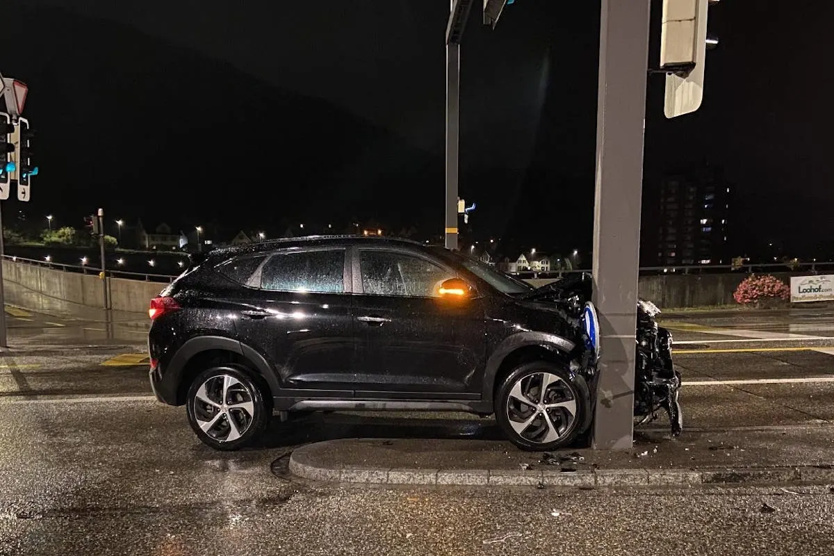 Rieden / Obersiggenthal AG – Mit Auto gegen Lichtsignalpfosten geprallt