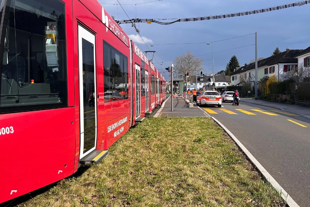 Schlieren ZH - 55-jährige Frau bei Kollision mit Tram schwer verletzt