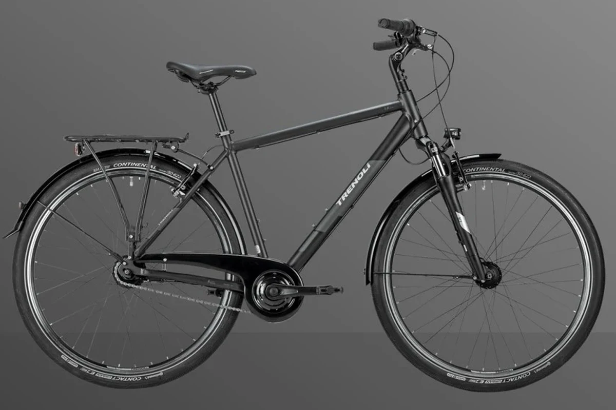 Ein schwarzes Trekkingfahrrad der Marke Trenoli, seitlich abgebildet, vor einem grauen Hintergrund.
