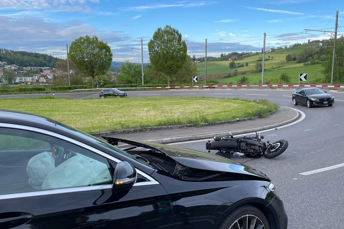 Rudolfstetten AG - Strasse nach Frontalkollision gesperrt