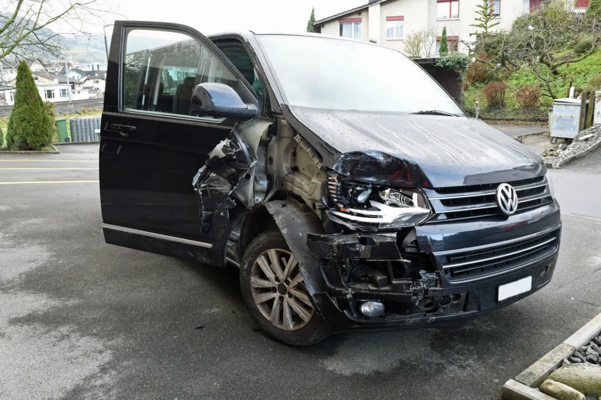 Root LU - Auto prallt in parkiertes Fahrzeug