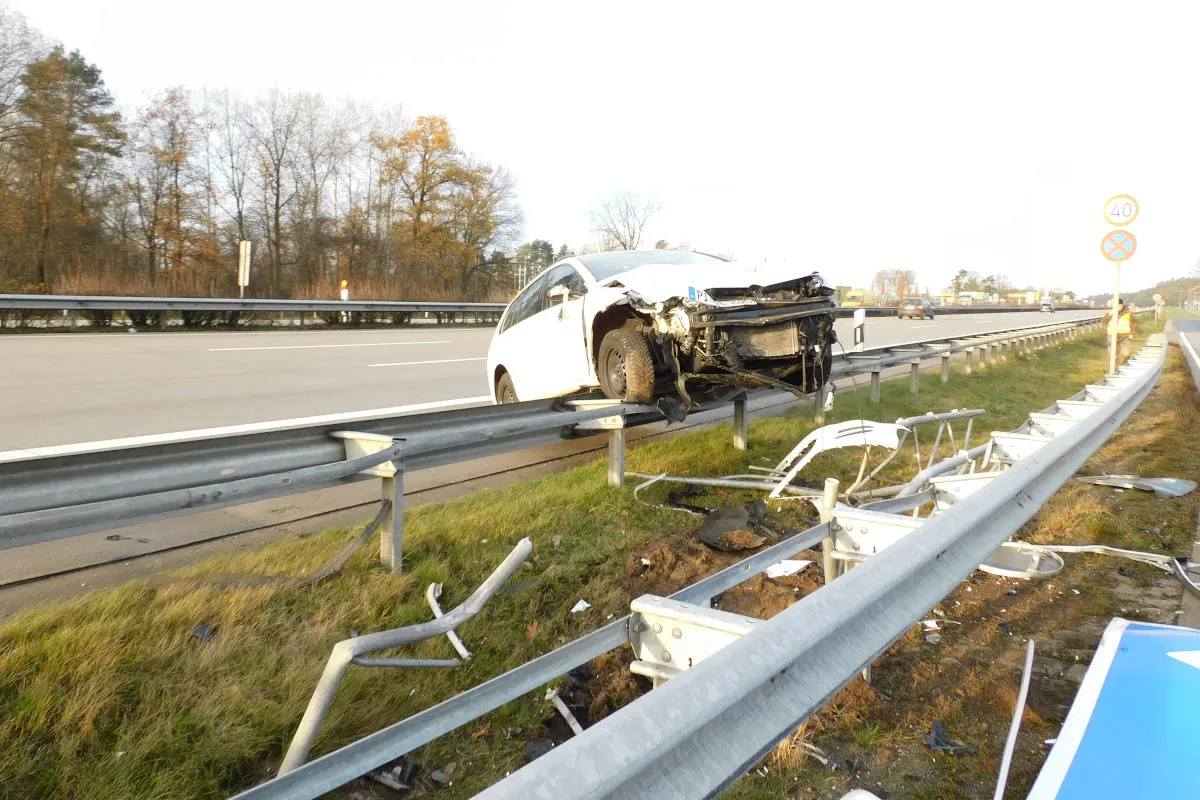 Sekundenschlaf auf der A7 bei Bispingen – Golf landet auf Leitplanke