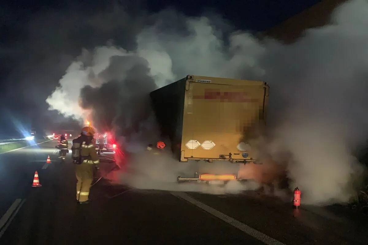 Autobahn A1/Neuendorf SO - Anhänger eines Lastwagens brennt auf der A1