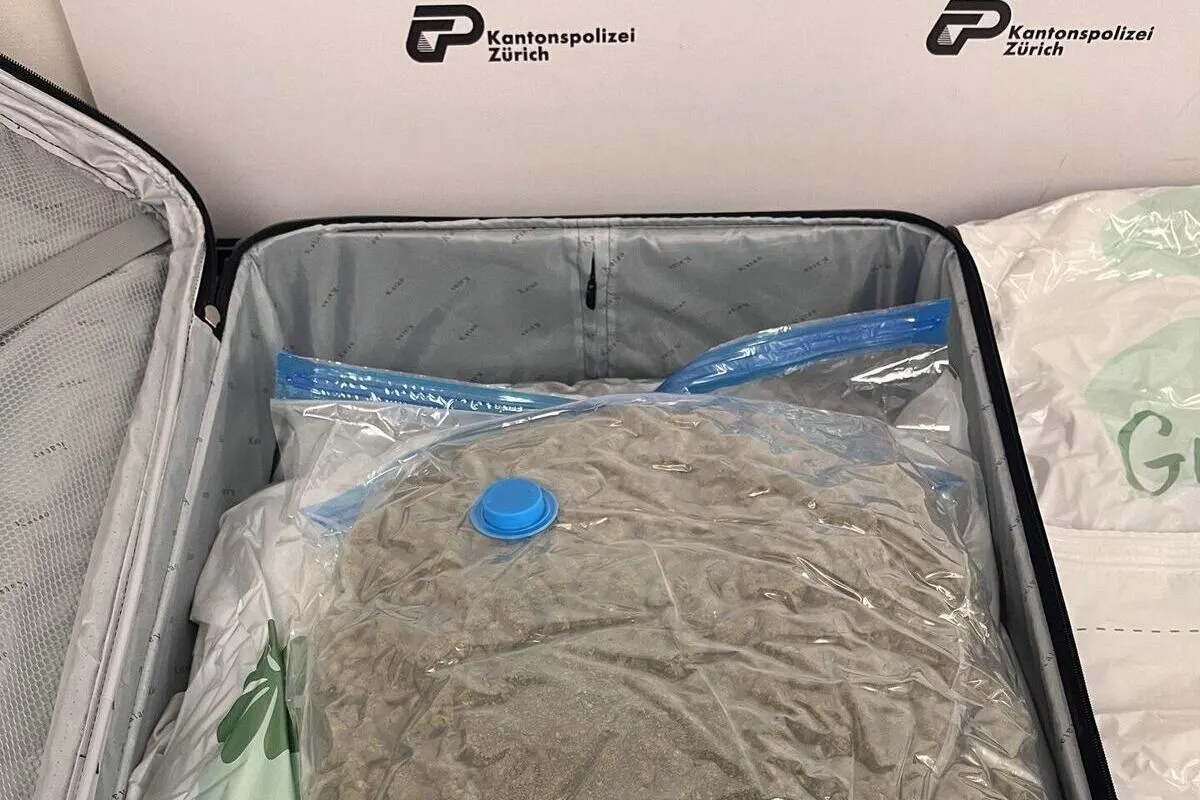 Flughafen Zürich – Drogenkurierin mit rund 32 Kilogramm Marihuana erwischt