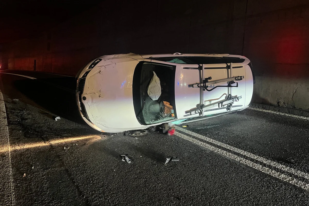 Sisikon UR – Fahrzeug überschlägt sich bei Unfall