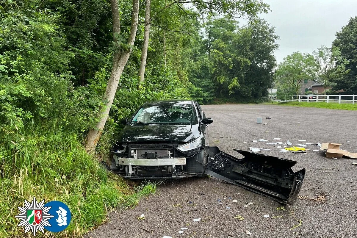 Duisburg - Autofahrer wirkt nach Unfall verwirrt