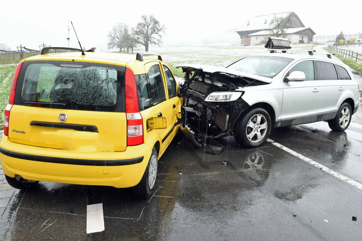 Aesch LU - Kollision zwischen zwei Autos – zwei Personen verletzt