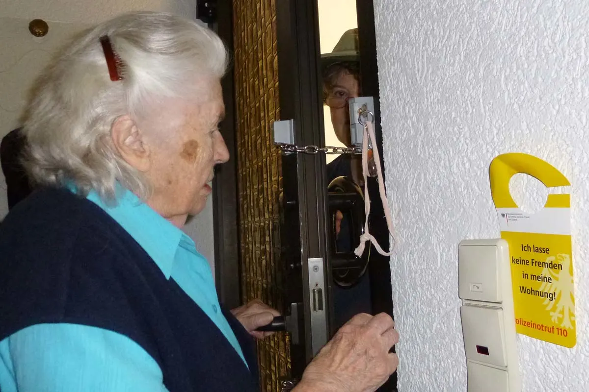 Hilden - "Falsche Polizeibeamte" - 83-Jährige um Schmuck und Bargeld betrogen