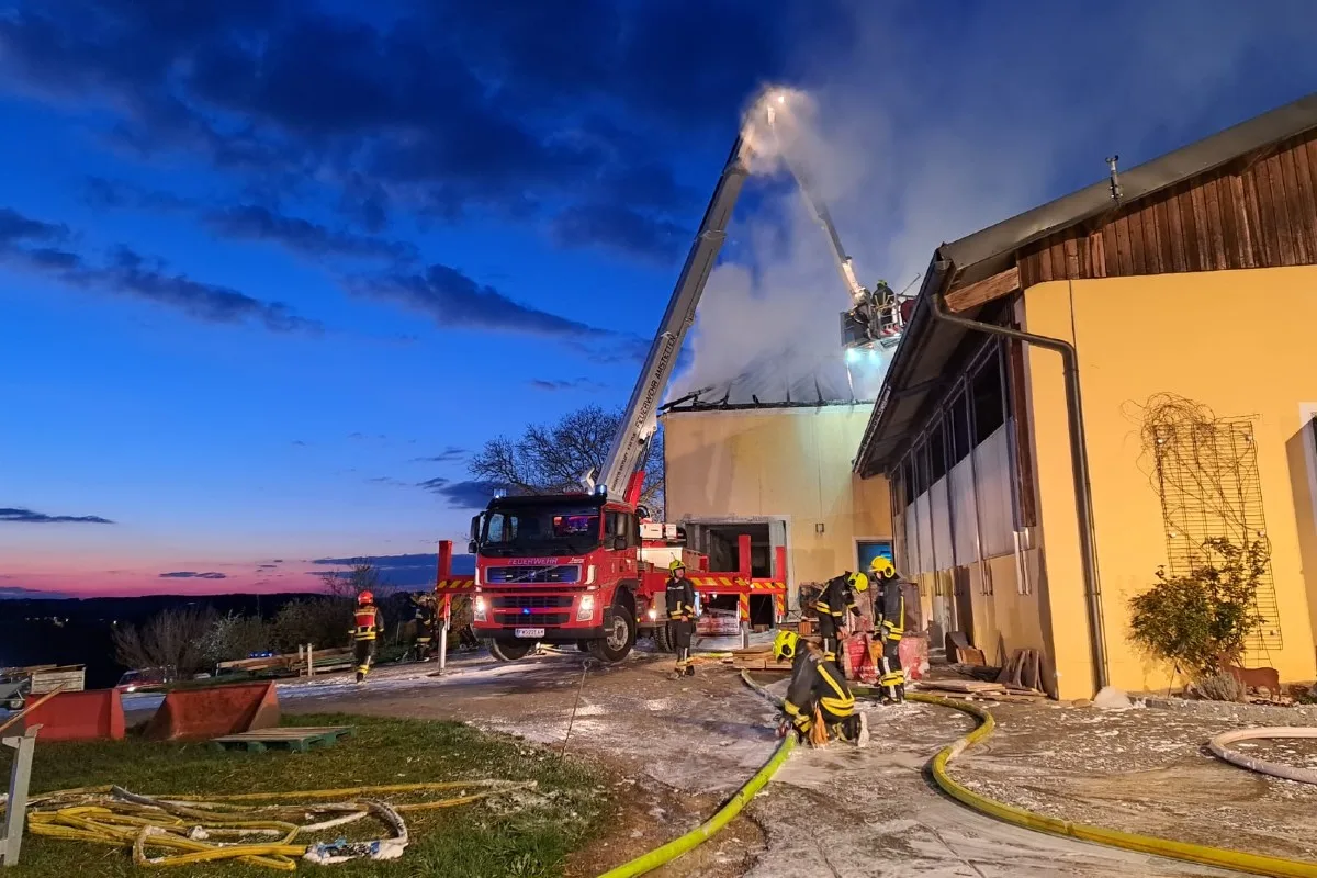 Euratsfeld - Großbrand eines Bauernhofes – 120 Tiere gerettet