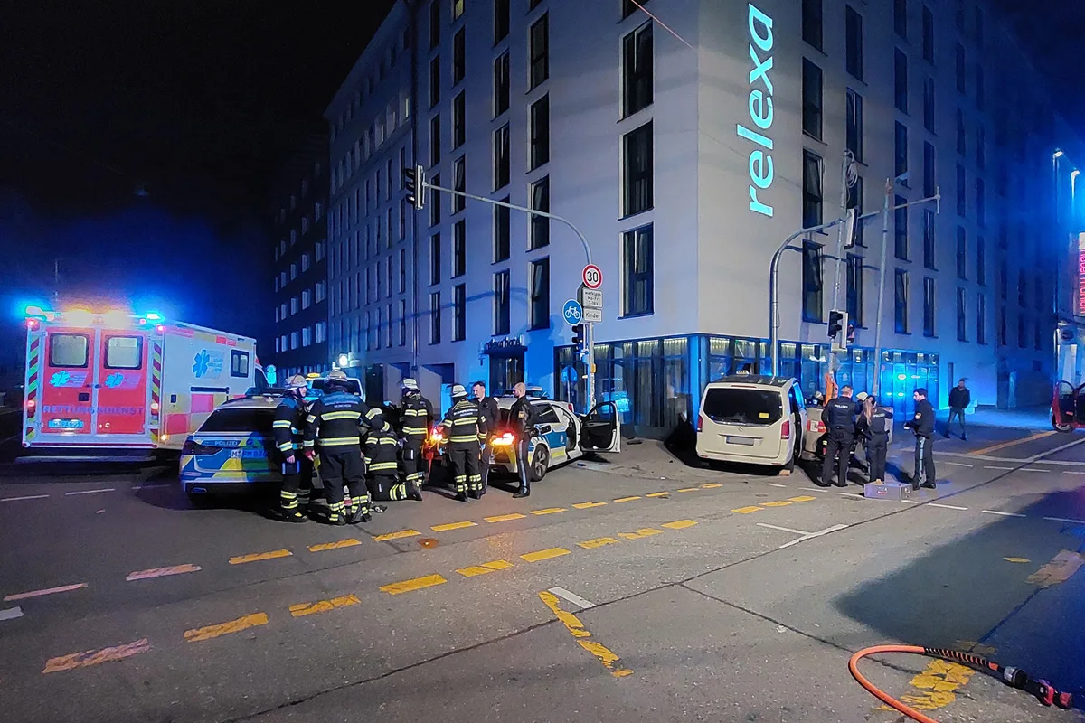 München BY – Unfall von Streifenwagen und Taxi