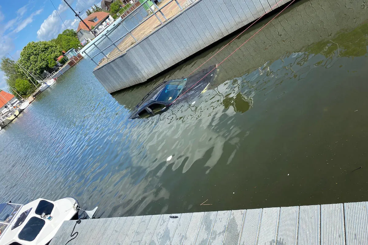 Greifswald – PKW beim Slippen in den Ryck gerutscht