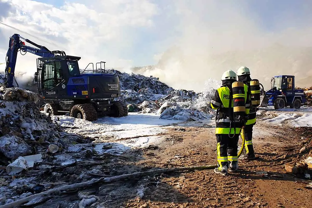 Coburg - Großalarm - 500 Tonnen Sperrmüll in Deponie geraten in Brand