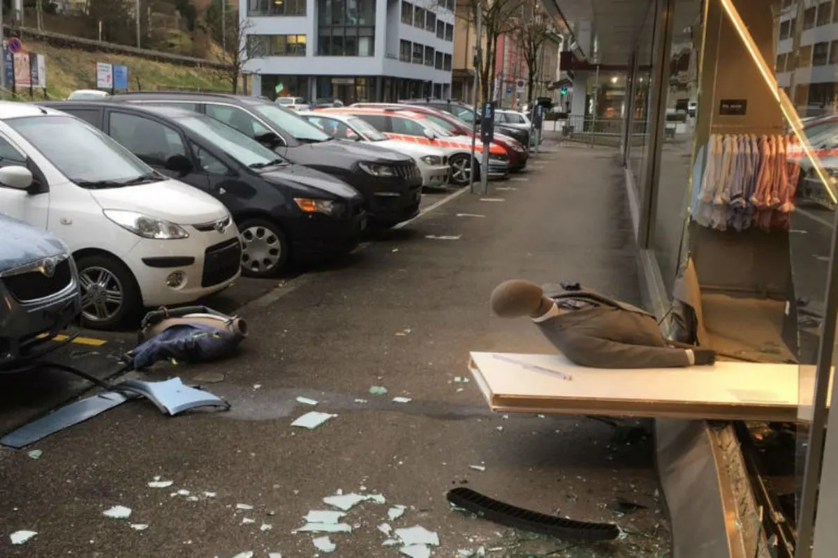 Zug ZG - 85-Jähriger fährt in Schaufenster