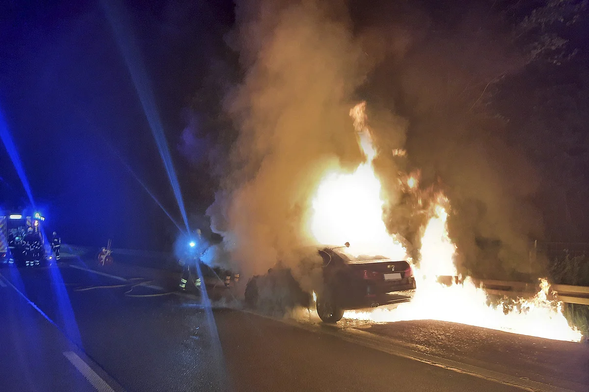 München - BMW brennt auf der Autobahn 