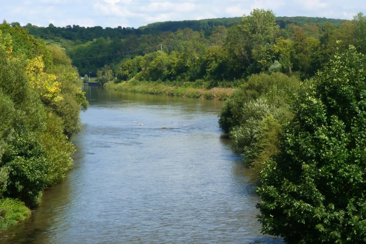 Pforzheim - Kind rennt in Enz und wird mehrere 100 Meter mitgerissen