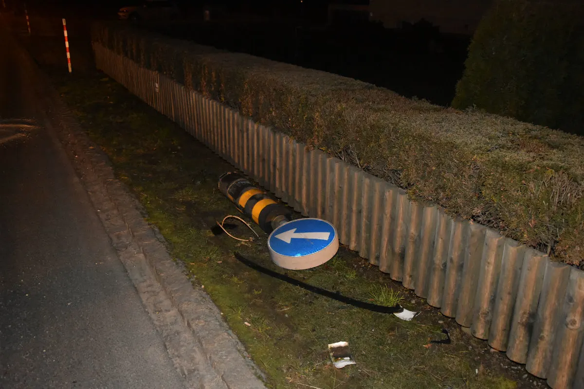Niederbüren SG - Alkoholisierter Autofahrer prallt in Verkehrsinsel 