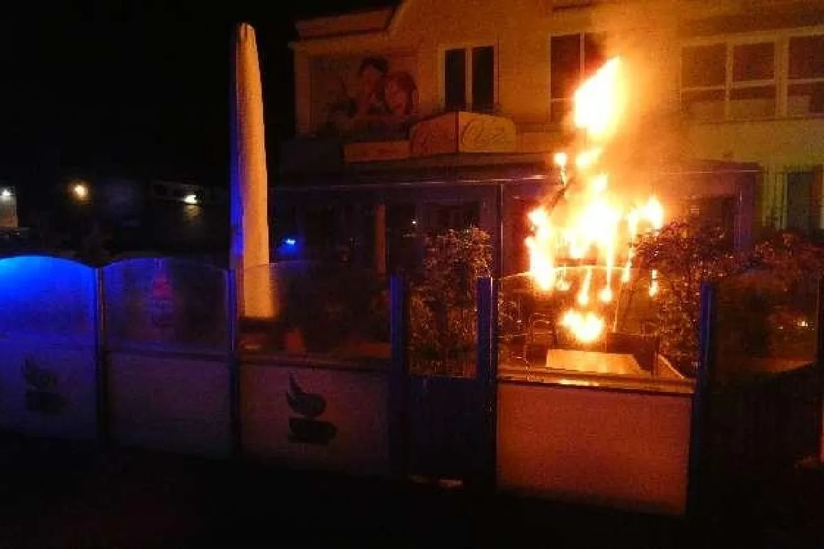 Oldenburg - Randalierer zünden Feuer vor Bistro an
