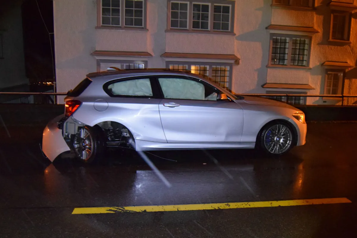 Teufen AR - 19-Jähriger baut alkoholisiert mit einem BMW einen Selbstunfall