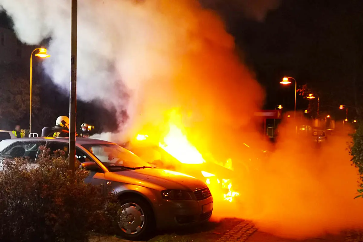 Zeugenaufruf zu Pkw-Brand in Bergen auf Rügen - Opel völlig zerstört