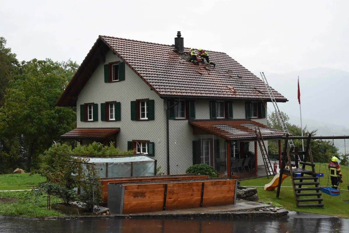 Kaltbrunn SG - Blitz schlägt in Dachstock ein