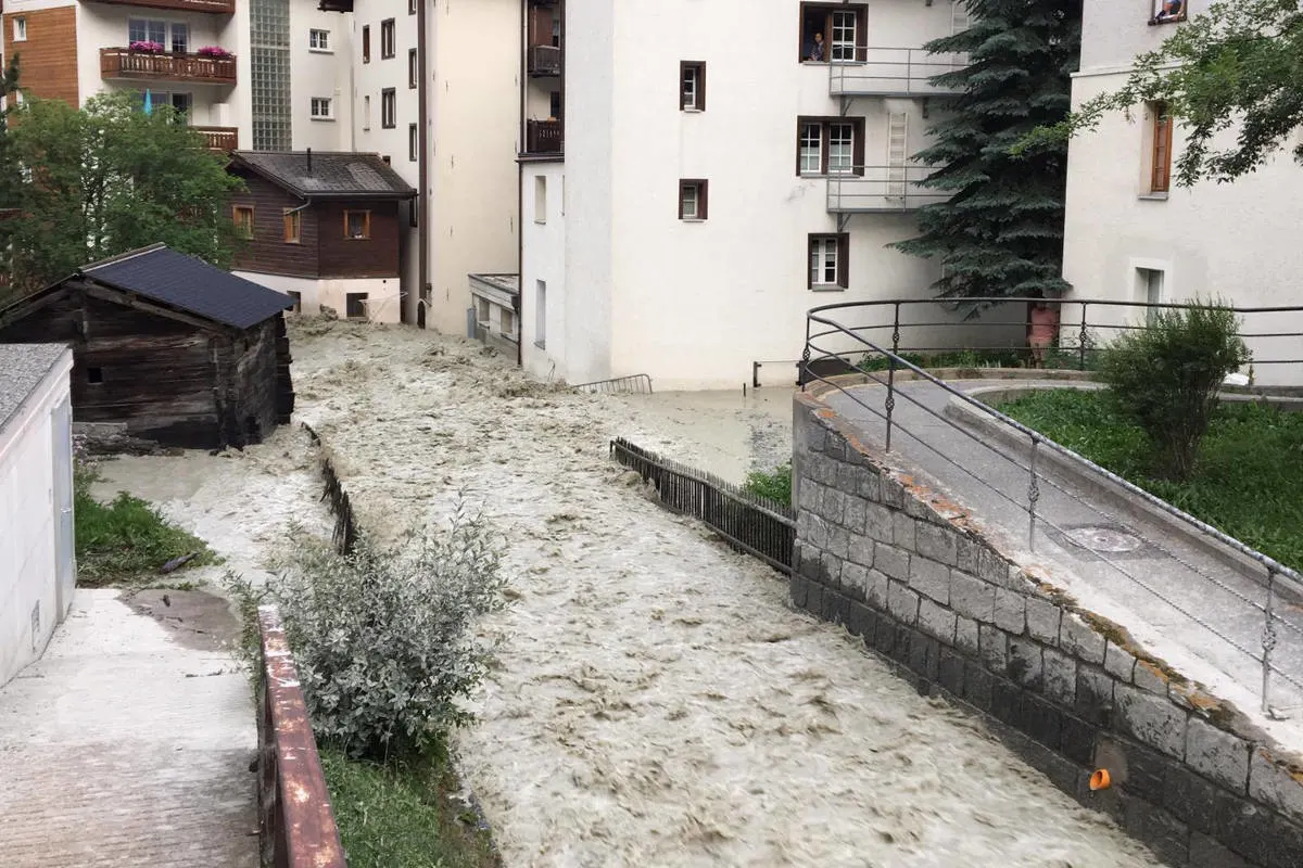 Zermatt VS - Triftbach tritt übers Ufer