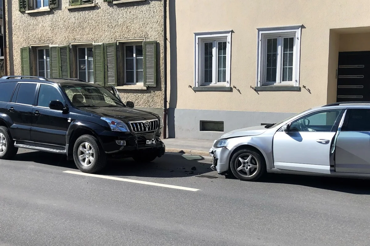 Schwanden GL - Auto gerät auf die Gegenfahrbahn