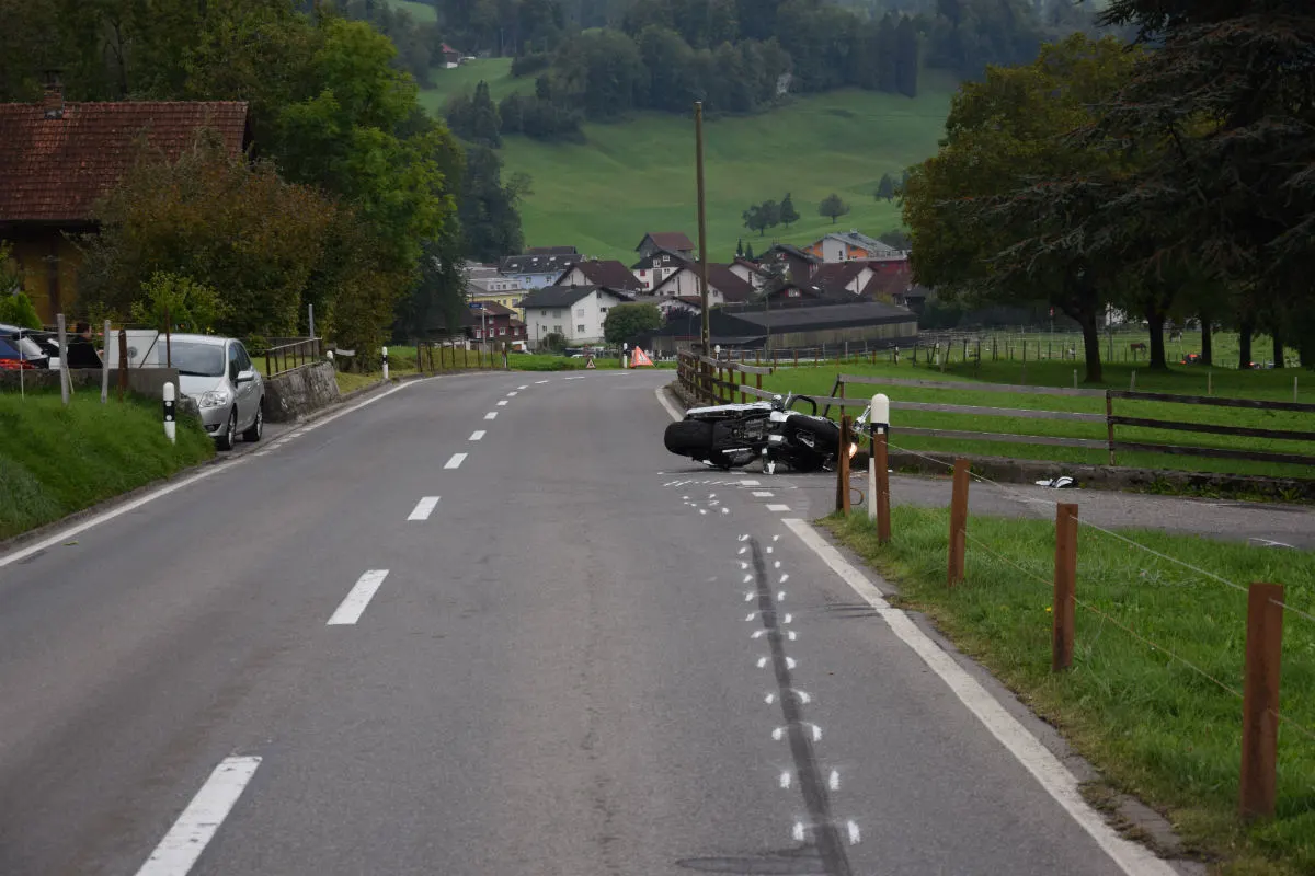 Kerns OW - Motorradfahrer prallt in Auto