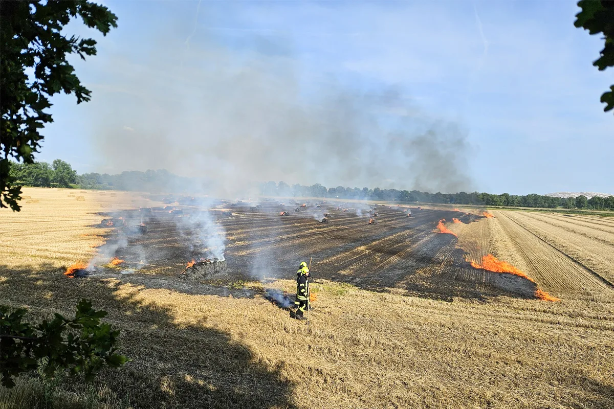 Papenhorst NI – Brennende Ballenpresse löst Flächenbrand aus