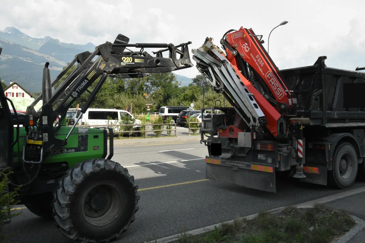 Vaduz FL - Traktor kollidiert mit Lastwagen
