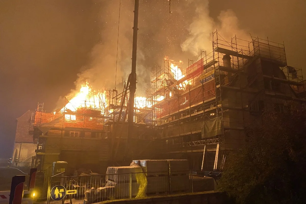 Zwingen BL - Dachstockbrand an Gemeindeverwaltungsgebäude erfordert Feuerwehreinsatz 