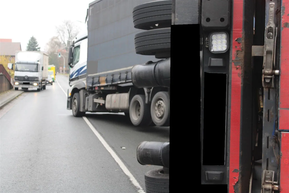 Bad Holzhausen –LKW-Anhänger stürzt um