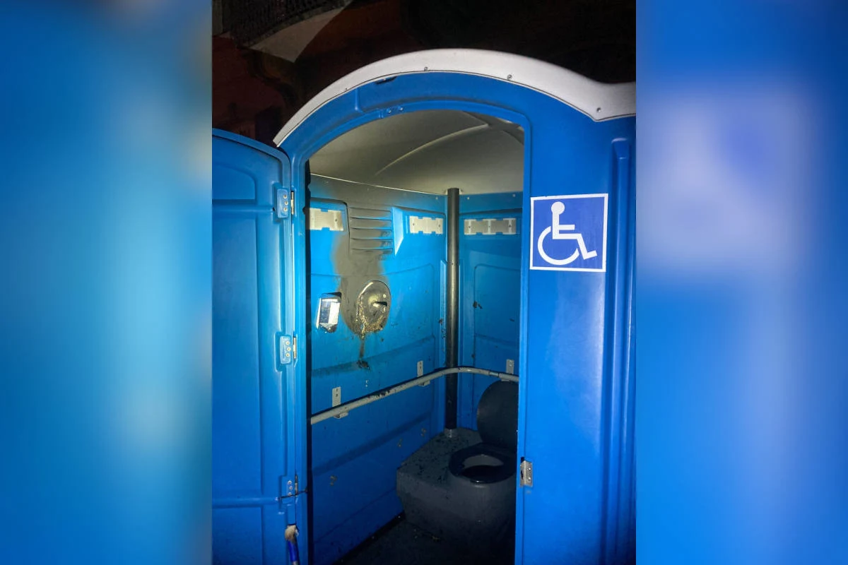 Stadt Glarus – Mobile Toilettenanlage in Brand gesetzt