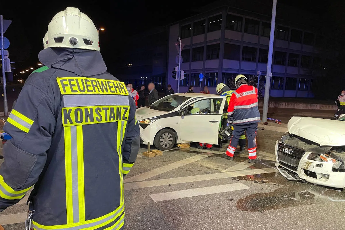 Konstanz – Zwei Personen nach Unfall in Fahrzeug eingeklemmt