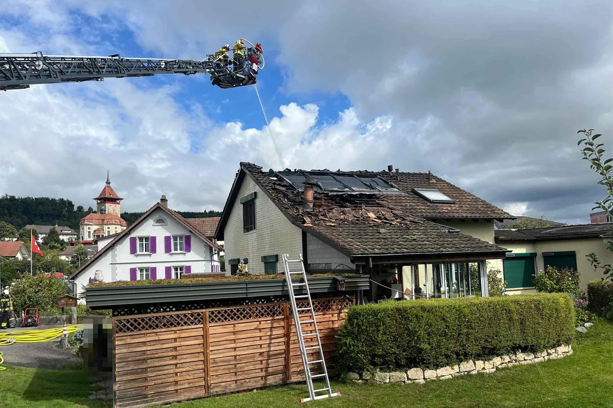 Niedergösgen SO – Dach von Einfamilienhaus in Brand