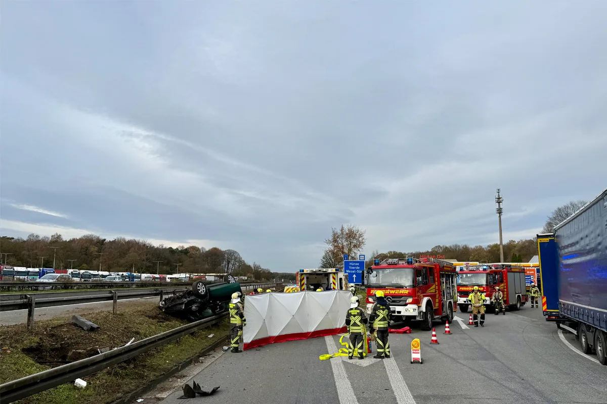 A3 Hünxe NW – Pkw überschlägt sich auf Rastplatz
