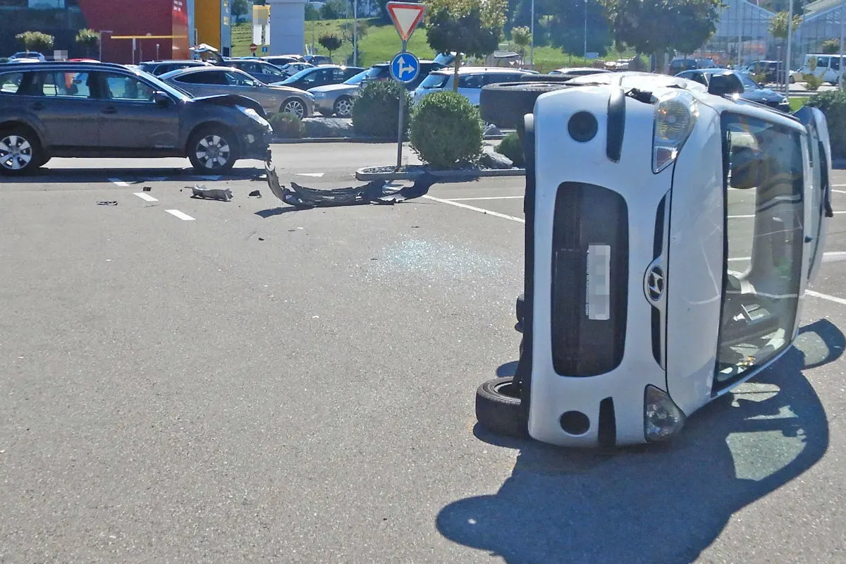 Rickenbach bei Wil TG - Auto kippt durch Crash zur Seite