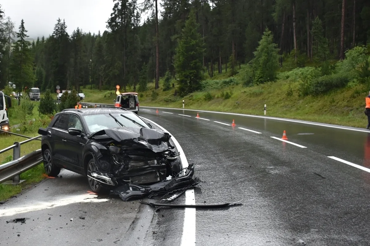 Unfall in Davos Wolfgang GR – Lastwagen kollidiert mit Auto 