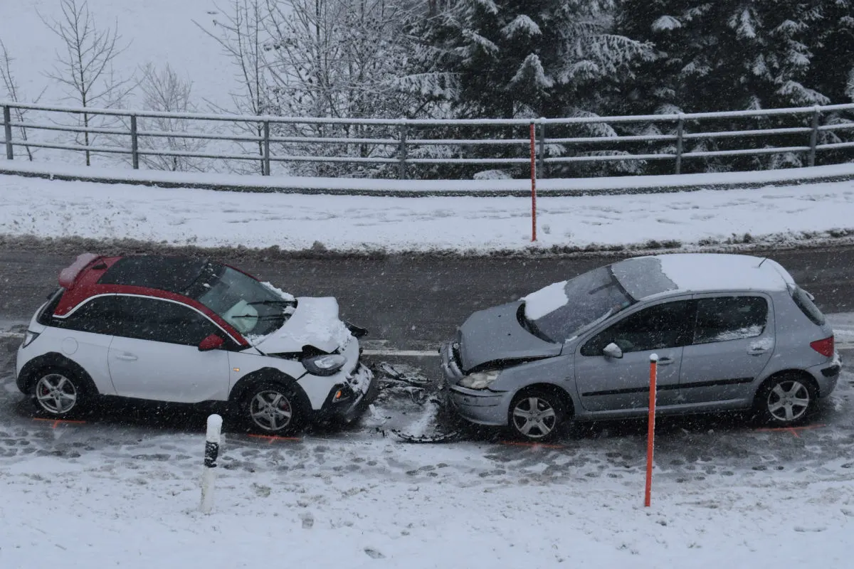 Waldstatt AR - Frontalkollision auf schneebedeckter Fahrbahn
