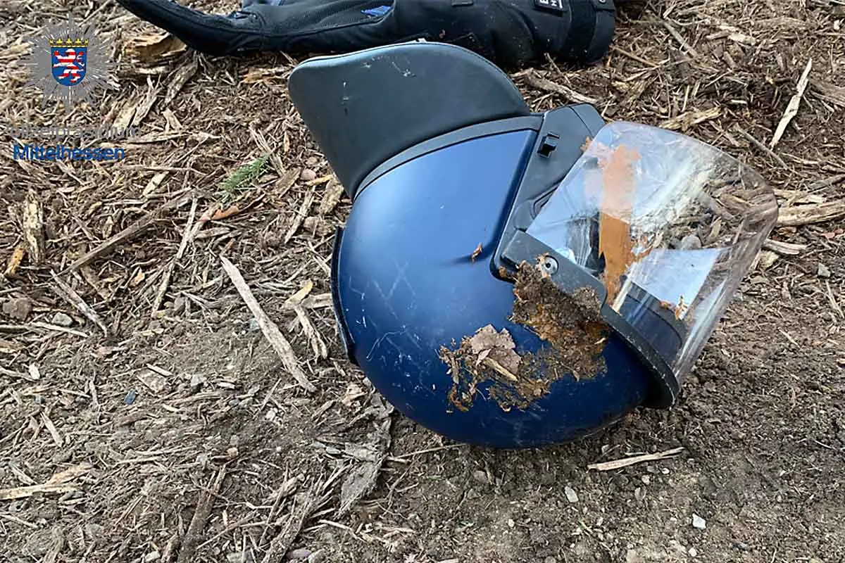 Angriffe auf Einsatzkräfte in Giessen  - Pyrotechnik, Steine, Farbbeutel und Fäkalien flogen der Polizei entgegen!