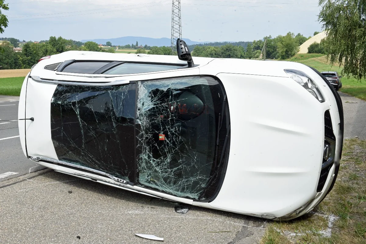 Spektakulärer Unfall in Pfaffnau LU - Heftiger Crash zwischen zwei Autos – drei Personen verletzten sich