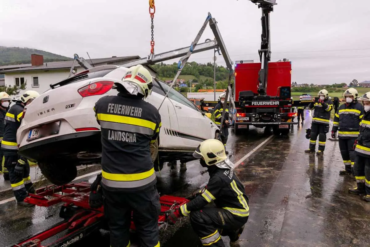 Thannhausen - Auto überschlägt sich - Zwei Verletzte