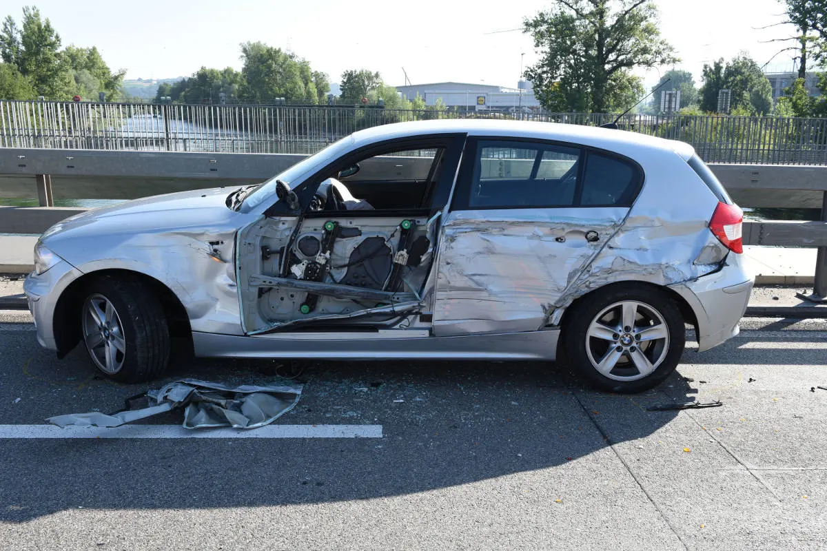 Buchrain  LU - Autofahrerin bei Kollision mit Anhängerzug verletzt